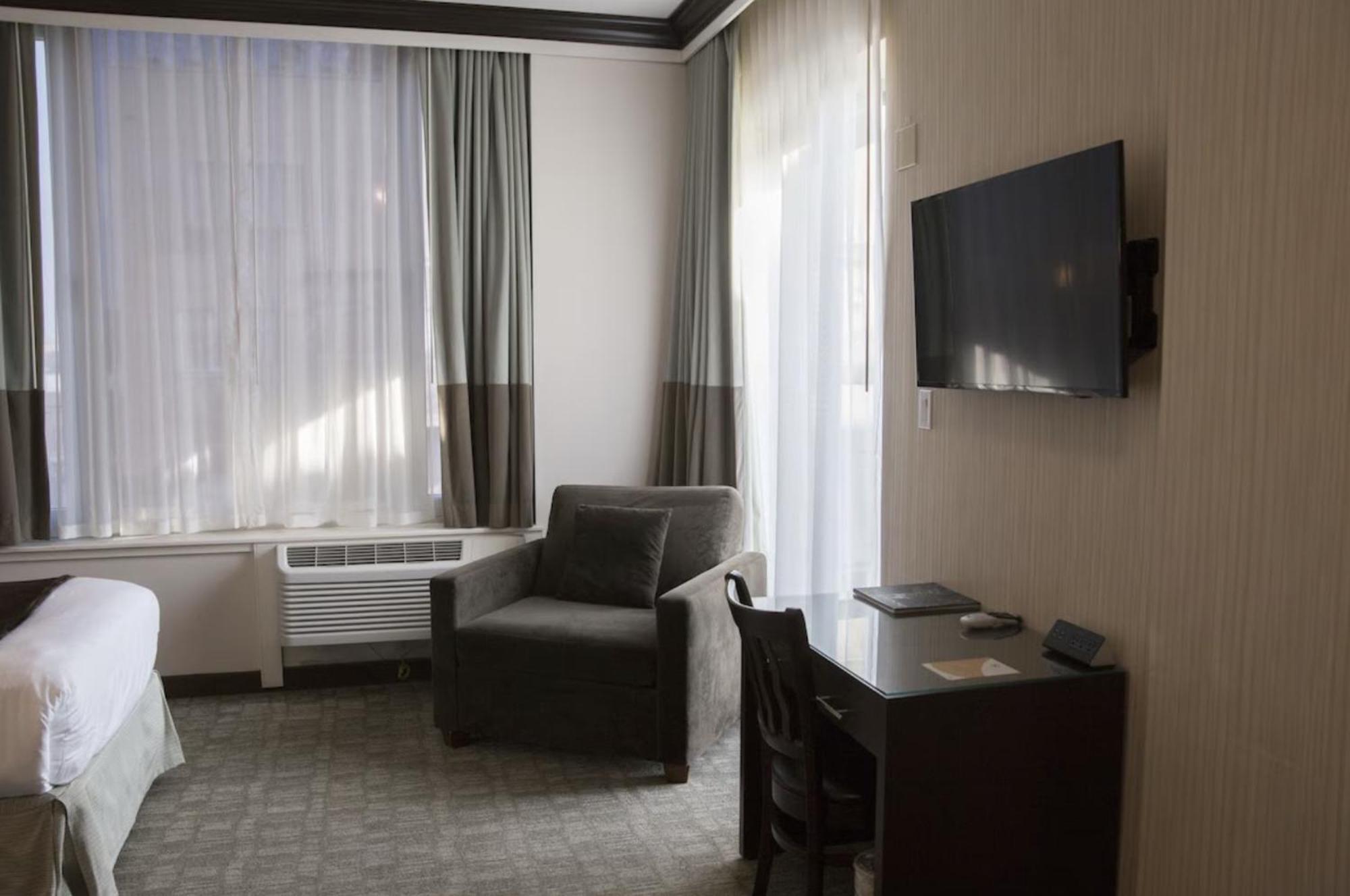 Hotel Aura Brooklyn 4*